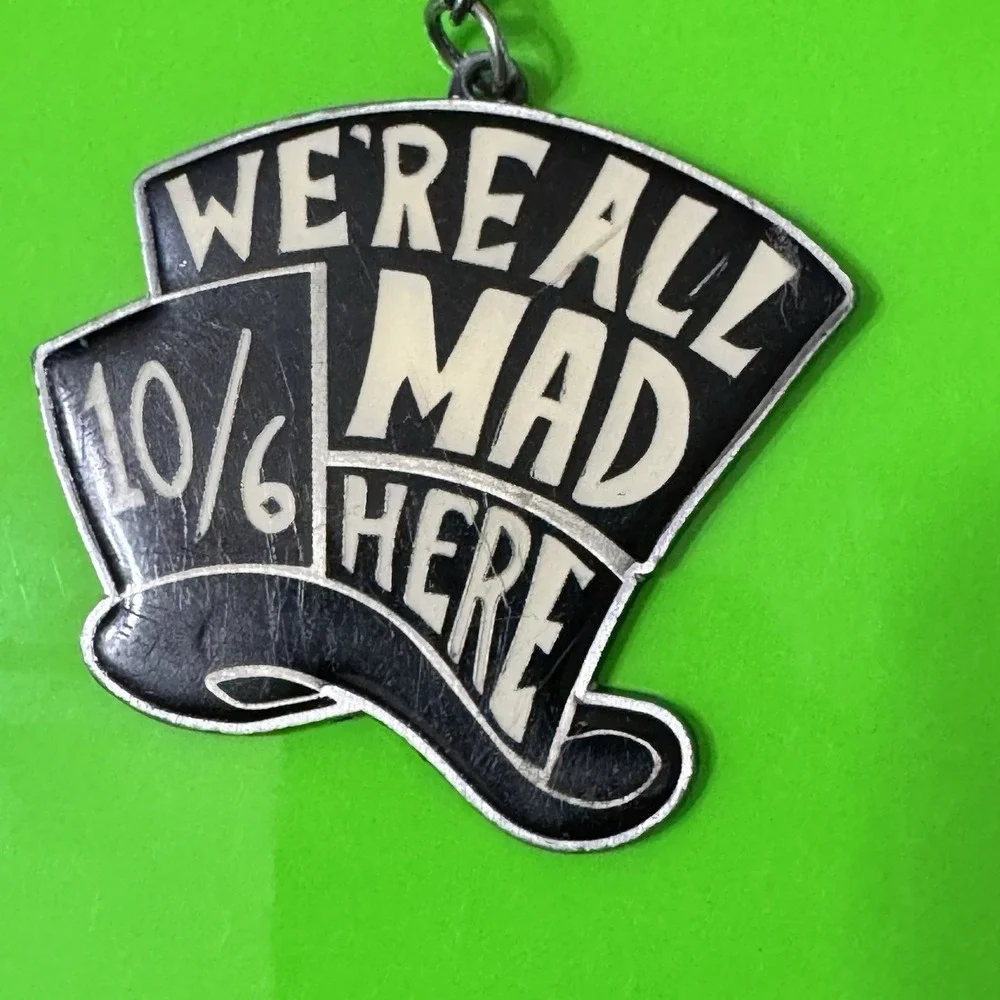 Disney Alice Wonderland Keychain Mad Hatter‎ 10/6 Black White Metal Vintage